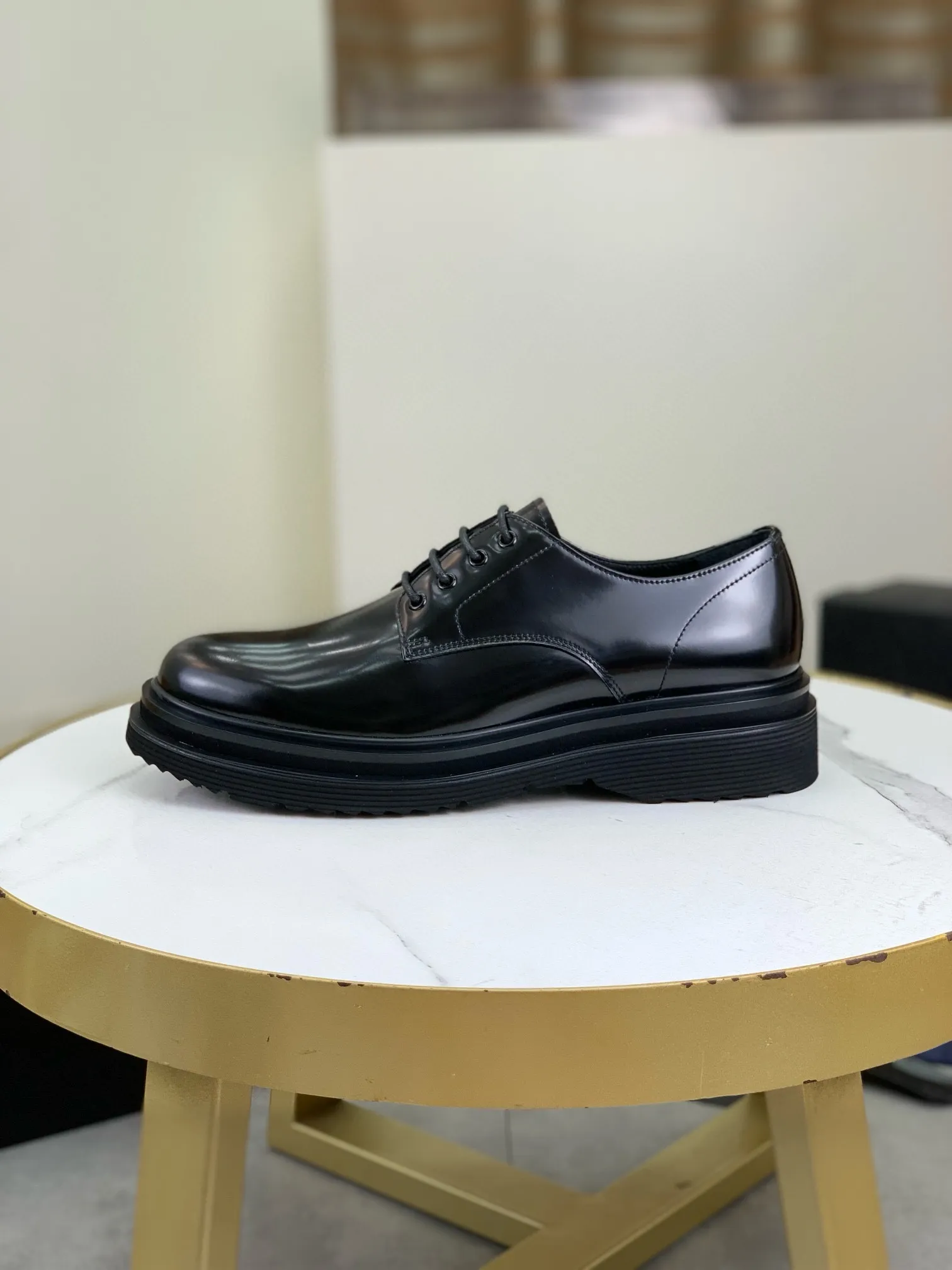 Factory price P880 💰Original quality, top version🔱 ＰＲＡＤＡPrada. Men's business casual leather shoes, top quality products. 1:1 shipment⬆️Luxurious and noble👞All imported original brand fabrics, just to create a more comfortable wearing experience. Upper: Original comfortable open edge bead-rubbed calf leather➕Top imported water-dyed full cow lining, original lightweight and comfortable TPU foam combination bottom✔️Code number: 39-44 (38.45 can be customized)
